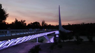 Günbatımında Redding California 'daki güneş saati köprüsünde ışıklar