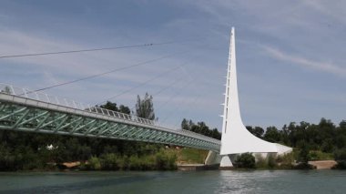 Redding California 'daki güneş saati köprüsü
