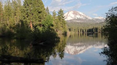 Manzanita Gölü üzerindeki Lassen Dağı manzarası