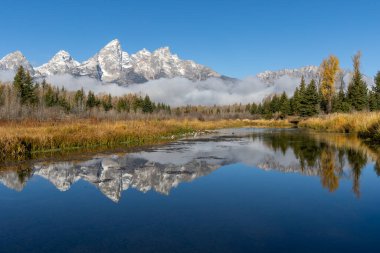 Schwabacher 'ın inişinde Grand Tetons yansıması.