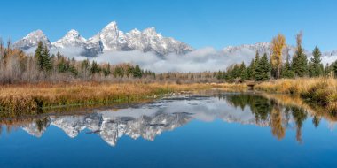 Schwabacher 'ın inişinde Grand Tetons yansıması.