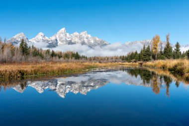 Schwabacher 'ın inişinde Grand Tetons yansıması.