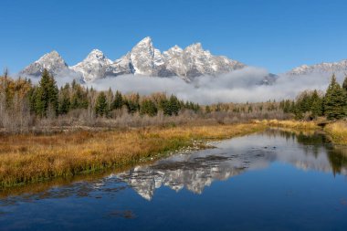Schwabacher 'ın inişinde Grand Tetons yansıması.