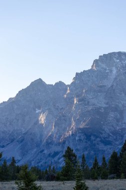 Öğleden sonra ışıklarıyla Teton sıradağları