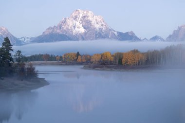 Moran Dağı güneş doğmadan Oxbow Bend 'de görüldü.