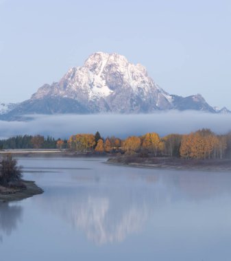 Moran Dağı güneş doğmadan Oxbow Bend 'de görüldü.