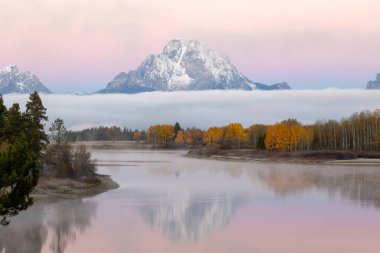 Moran Dağı şafak sökmeden önce Oxbow Bend 'de görüldü.