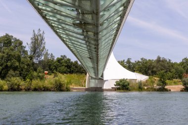 Redding CA 'daki güneş saati kuşunun gündüz görüntüsü