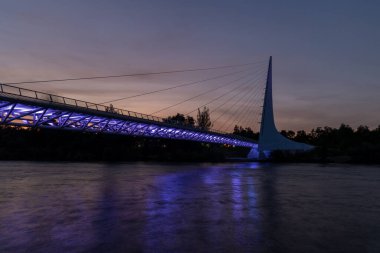 Alacakaranlıkta Redding 'deki Güneş saati köprüsünün görüntüsü