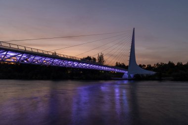 Alacakaranlıkta Redding 'deki Güneş saati köprüsünün görüntüsü