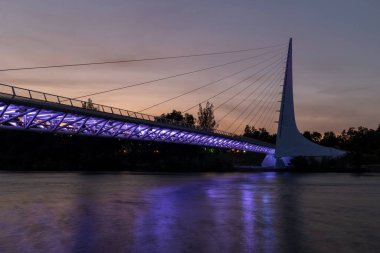 Alacakaranlıkta Redding 'deki Güneş saati köprüsünün görüntüsü