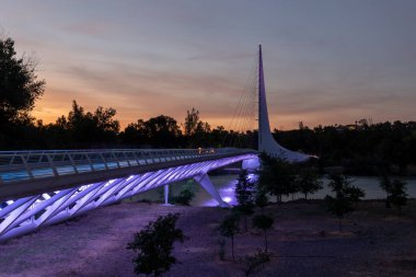 Alacakaranlıkta Redding 'deki Güneş saati köprüsünün görüntüsü