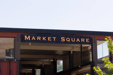 Redding, CA - 5 Haziran 2025: Redding şehir merkezindeki Pazar Meydanı