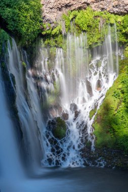 MacArthur-Burney Şelalesi Kuzey Kaliforniya 'da