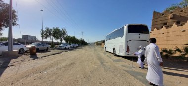 Mekke, Suudi Arabistan - 28 Aralık 2022: Alamoudi Müzesi önündeki cadde manzarası, Mekke, Suudi Arabistan.