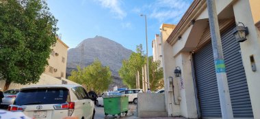 Mekke, Suudi Arabistan - 26 Aralık 2022: El Hijra, Makkah, Suudi Arabistan 'daki sokaktan Cebrail Tsur manzarası.