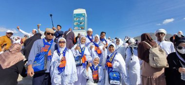 Mekke, Suudi Arabistan - 26 Aralık 2022: Mekke 'deki hacılar Jabal el-Rahmah' ı (Merhamet Dağı) ziyaret ettiler. Mekke 'nin Arafat Dağı ovasının içindeki kayalık bir tepe..
