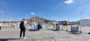 Mekke, Suudi Arabistan - 26 Aralık 2022: Mekke 'deki hacılar Jabal el-Rahmah' ı (Merhamet Dağı) ziyaret ettiler. Mekke 'nin Arafat Dağı ovasının içindeki kayalık bir tepe..