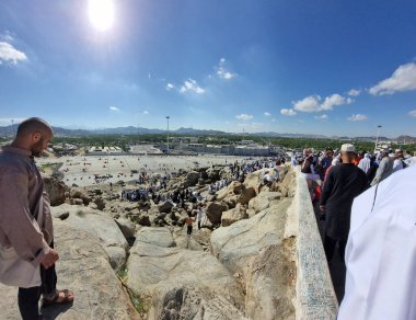 Mekke, Suudi Arabistan - 26 Aralık 2022: Mekke 'deki hacılar Jabal el-Rahmah' ı (Merhamet Dağı) ziyaret ettiler. Mekke 'nin Arafat Dağı ovasının içindeki kayalık bir tepe..