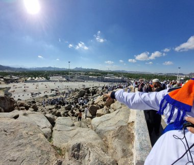 Mekke, Suudi Arabistan - 26 Aralık 2022: Mekke 'deki hacılar Jabal el-Rahmah' ı (Merhamet Dağı) ziyaret ettiler. Mekke 'nin Arafat Dağı ovasının içindeki kayalık bir tepe..