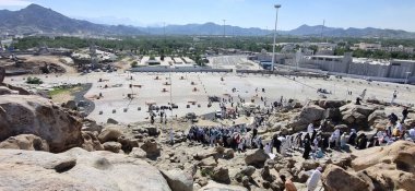 Mekke, Suudi Arabistan - 26 Aralık 2022: Mekke 'deki hacılar Jabal el-Rahmah' ı (Merhamet Dağı) ziyaret ettiler. Mekke 'nin Arafat Dağı ovasının içindeki kayalık bir tepe..