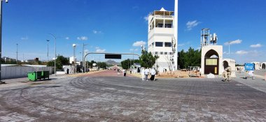 Mekke, Suudi Arabistan - 26 Aralık 2022: Cebrail el-Rahmah (Merhamet Dağı), Mekke, Suudi Arabistan önündeki sokak manzarası.