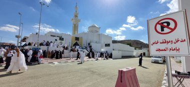 Al Ju 'ranah, Suudi Arabistan - 26 Aralık 2022: El Juranah veya Jironah camisindeki insanlar. Hacıların umrah 'ı için Suudi Arabistan, El Ju' ranah 'da bir yer. Mekke 'nin 18 mil kuzeydoğusunda yer almaktadır..
