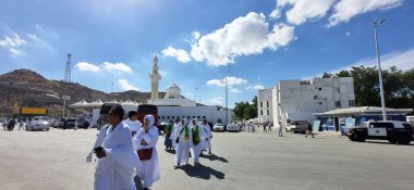 Al Ju 'ranah, Suudi Arabistan - 26 Aralık 2022: El Juranah veya Jironah camisindeki insanlar. Hacıların umrah 'ı için Suudi Arabistan, El Ju' ranah 'da bir yer. Mekke 'nin 18 mil kuzeydoğusunda yer almaktadır..