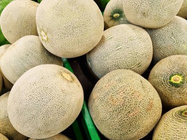 Jakarta süpermarketinde istiflenmiş kavunlar..