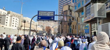 Mekke, Suudi Arabistan - 25 Aralık 2022: Umra sezonunda Suudi Arabistan 'ın Makkah şehrindeki Mescidi Haram Büyük Camii yakınlarındaki sokak manzarası.