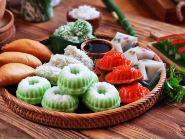 'Kue basah' olarak da bilinen renkli geleneksel Endonezya kekleri, muz yapraklı bir katman ile örülmüş bambu tavada sergilenmektedir. Mutfak alanları, kültür festivalleri ve seyahat blogları için ideal.