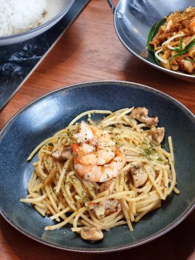 Karidesli spagetti. Sahne davetkar ve sıcak..