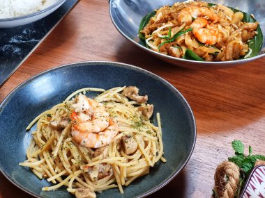 Karidesli spagetti ve karides desenli tişört. Sahne davetkar ve sıcak..