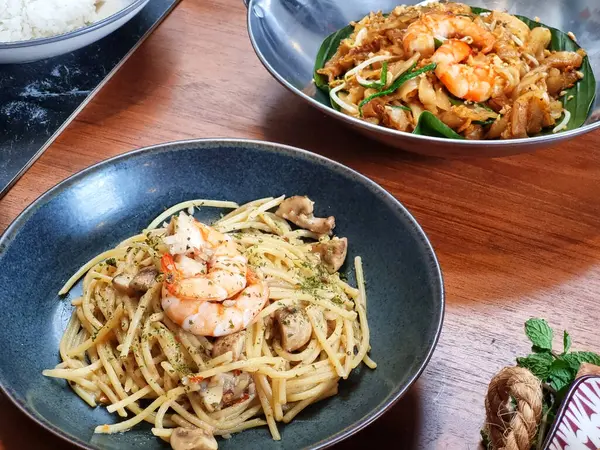 Karidesli spagetti ve karides desenli tişört. Sahne davetkar ve sıcak..