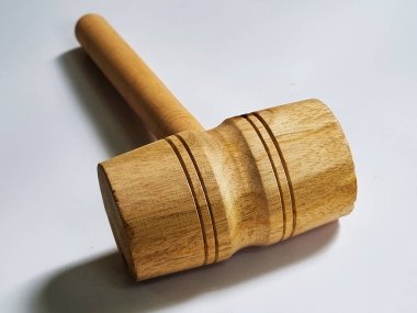 Beyaz zemin üzerine tahta çekiç.