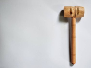 Beyaz zemin üzerine tahta çekiç.