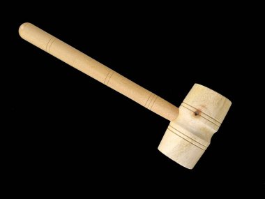 Koyu arkaplanda tahta çekiç..