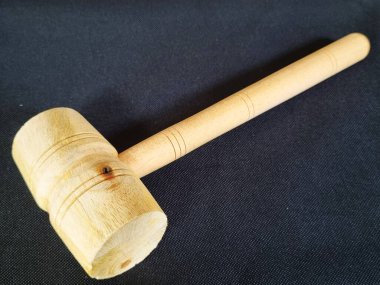 Koyu arkaplanda tahta çekiç..