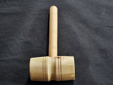 Koyu arkaplanda tahta çekiç..