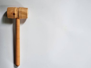 Beyaz zemin üzerine tahta çekiç.