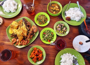 Sundan mutfağı Endonezya 'nın geleneksel mutfaklarından biridir. Yemek ahşap bir masaya konur..