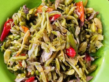 Sundan mutfağı Endonezya 'nın geleneksel mutfaklarından biridir. Kavrulmuş papaya çiçeği ve ton balığı karışımı..