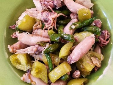 Sundan mutfağı Endonezya 'nın geleneksel mutfaklarından biridir. Yeşil biberli kızarmış kalamar..