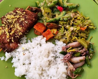 Sundan mutfağı Endonezya 'nın geleneksel mutfaklarından biridir. Yemek ahşap bir masaya konur..