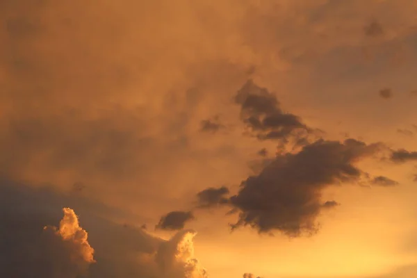 Güneş Bulutların Arasında Parlıyor Sarı Bulutlar Akşam Atmosferi — Stok fotoğraf