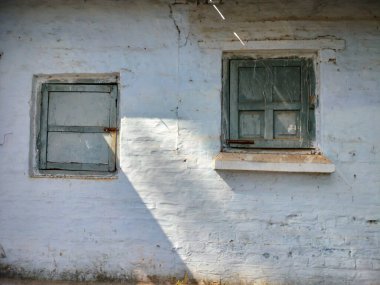 Kırsal duvarda yaşlılık penceresi. eski pencere