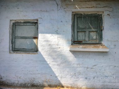 Kırsal duvarda yaşlılık penceresi. eski pencere