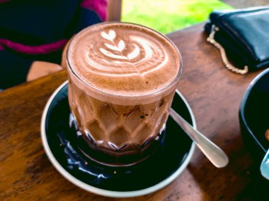 Kahverengi arap kahvesi ve ahşap masa arkası güzel ve sakin bir desen oluşturuyor..