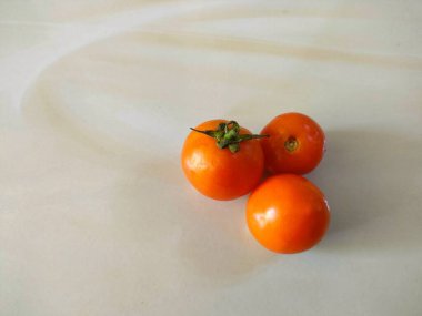 Beyaz arka planda küçük domatesler ya da sözde mini izole edilmiş