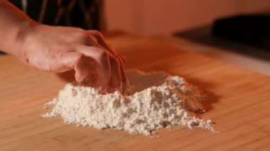 Hamur yapmak için yumurta ve unu karıştırmak, hamur çekmek ve itmek, fa01